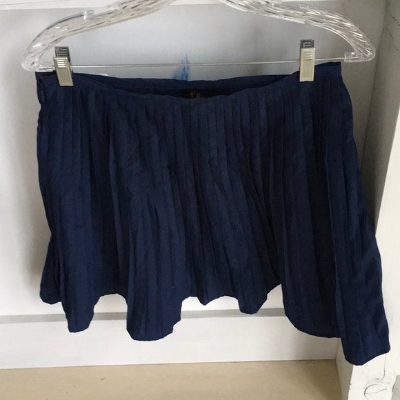 New with tags Navy pleated polyester skirt - Picture 2 of 6